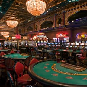 Meja permainan casino klasik dengan chips dan kartu di area hiburan online kokitoto